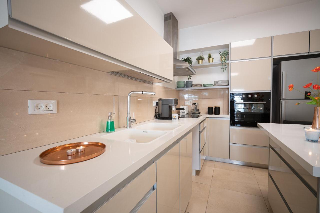 Harav Kuk Modern Apartment By Nimizz Jerusalem Exterior foto